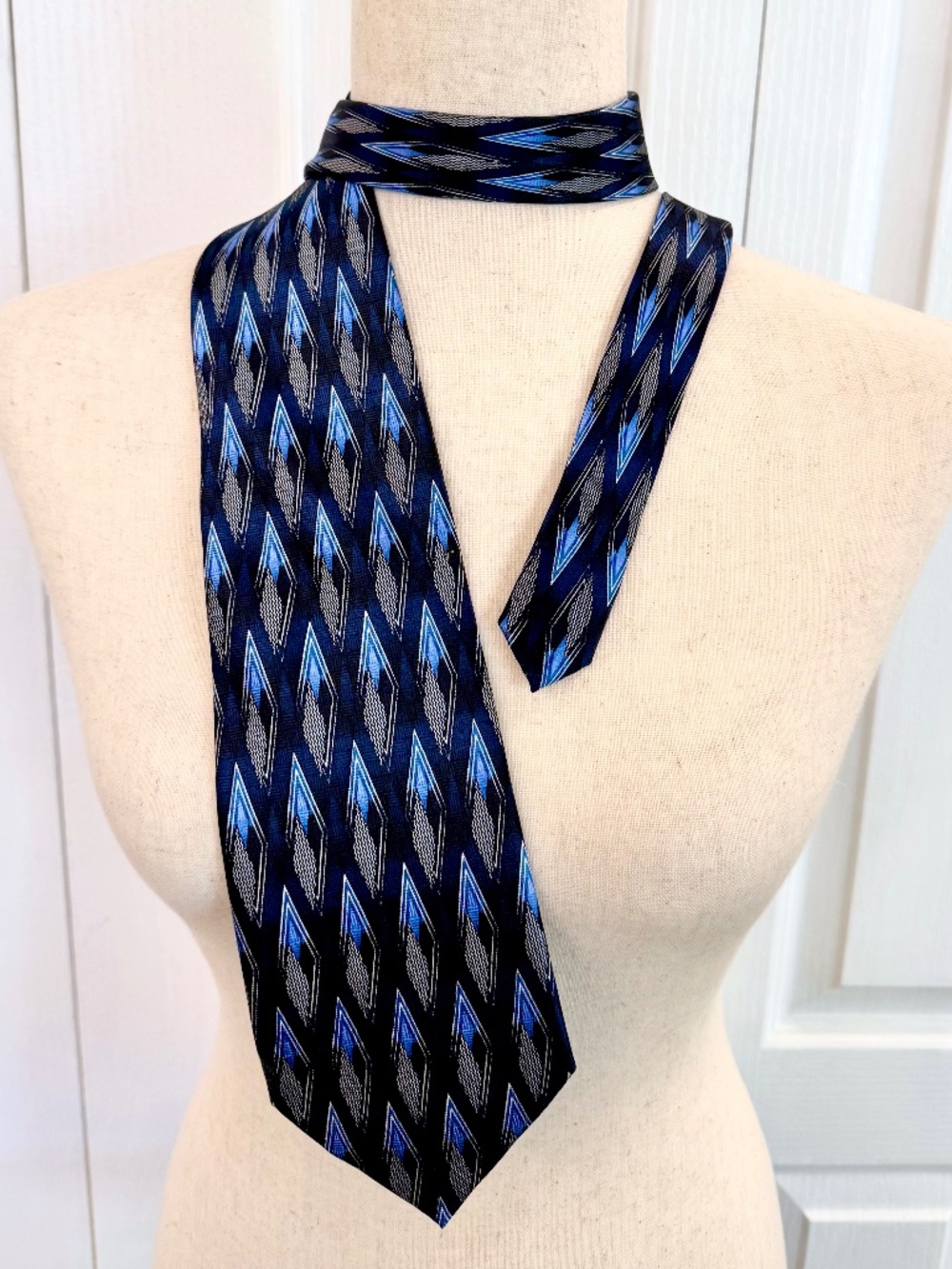 Vintage Mens 100% Silk Hand Made Tie by Carlos Devenizia Barcelona, Tall 62"